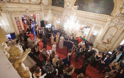 O seară de glamour și artă la...