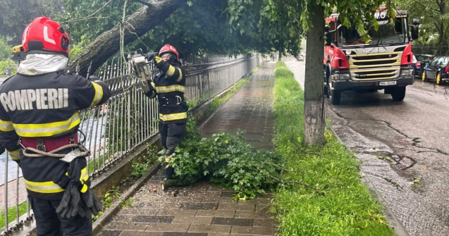 Haos în București: Trafic blocat și alunecări de teren în țară
