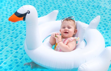 Când și cum să-ți înveți copilul să înoate - 7 aspecte de care să ții cont