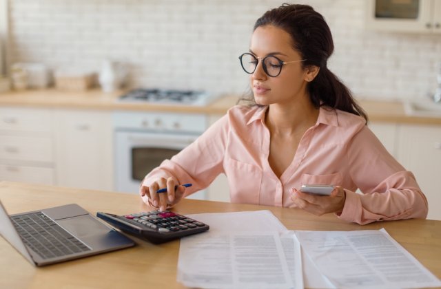 Cum să &icirc;ți gestionezi mai bine finanțele personale &icirc;n 2025