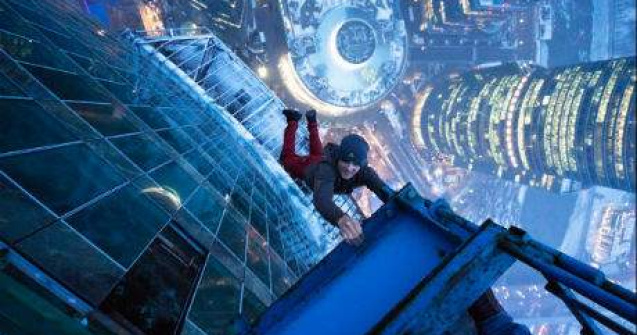 In echilibru de pe cele mai inalte cladiri. Imaginile care iti vor taia respiratia