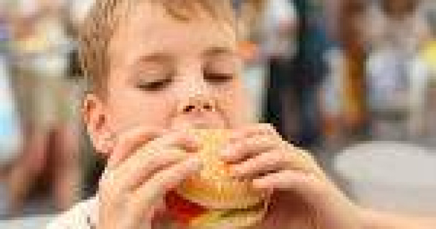 Tanara care mananca doar ciocolata si alte excese ridicole