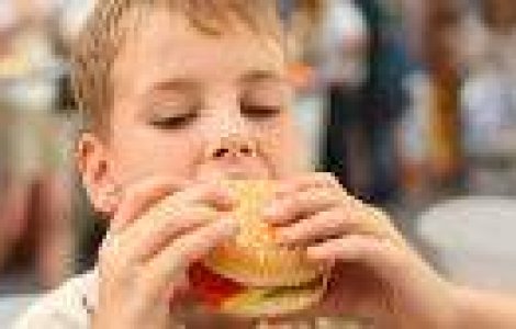 Tanara care mananca doar ciocolata si alte excese ridicole