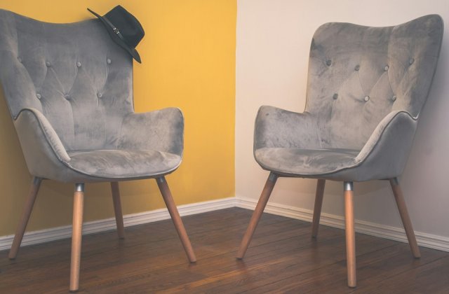 C&acirc;nd designul &icirc;nt&acirc;lnește confortul: scaune living moderne pentru un spațiu care te reprezintă