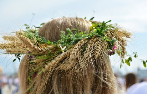 Descoperă magia și tradițiile Nopții de Sânziene în folclorul românesc