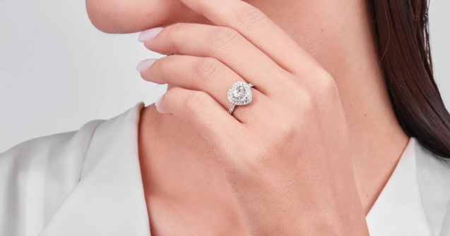 Bijuterii și inele de logodnă cu diamante