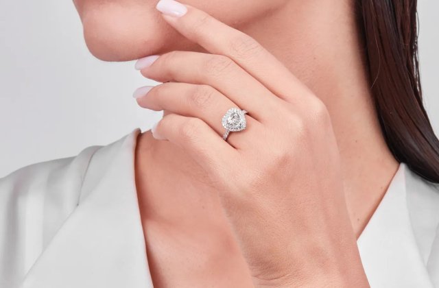 Bijuterii și inele de logodnă cu diamante