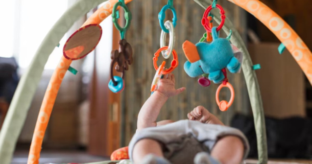 De ce bebelușii care se joacă la sol dezvoltă empatia mai repede