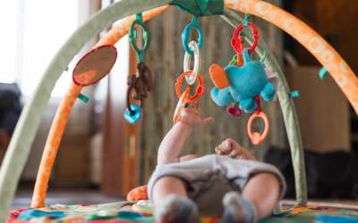 De ce bebelușii care se joacă...