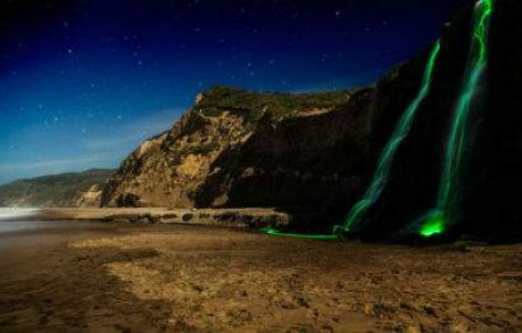 Curcubeul de la miezul noptii. Frumusetea fascinanta a cascadelor transformate in curcubeie