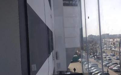 Balcon închis cu sticlă: cât...
