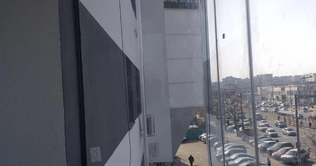 Balcon închis cu sticlă: cât costă, cum se montează și de ce nu ai nevoie