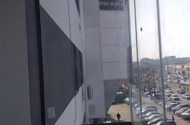 Balcon &icirc;nchis cu sticlă: c&acirc;t costă, cum se montează și de ce nu ai nevoie de autorizație