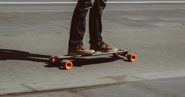 Visezi la un mijloc de transport rapid și sigur? Descoperă longboard!
