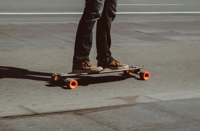 Visezi la un mijloc de transport rapid și sigur? Descoperă mai multe despre longboard!