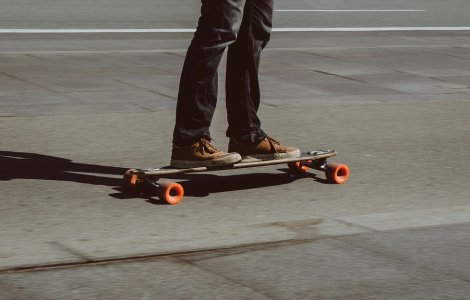Visezi la un mijloc de transport rapid și sigur? Descoperă mai multe despre longboard!