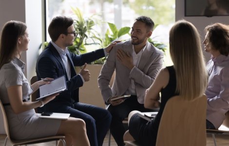 Cum să gestionezi conflictele la locul de muncă fără să-ți pierzi calmul