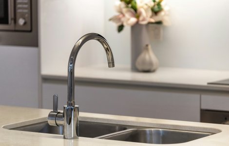 Cum trebuie să cureți chiuveta de bucătărie pentru o dezinfectare corectă?