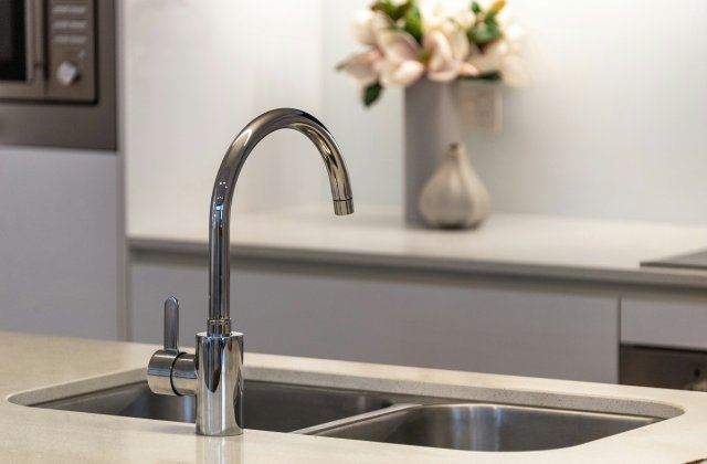 Cum trebuie să cureți chiuveta de bucătărie pentru o dezinfectare corectă?