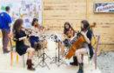 Prima expozitie colectiva creata printr-un live act