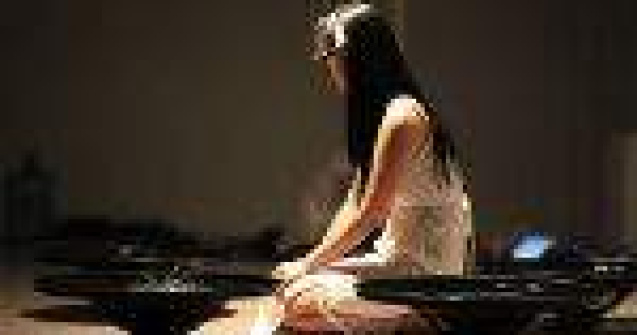 Aceasta este artista care controleaza apa cu puterea mintii