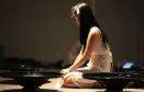 Aceasta este artista care controleaza apa cu puterea mintii