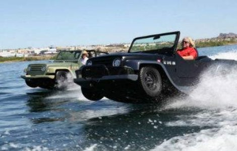 Cu asa ceva faci 'liniute' si pe apa si pe sosea: masina amfibie