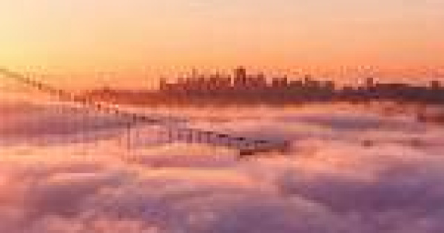 Orasul invaluit in ceata: un timelapse fabulos