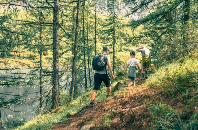 Cum pregătești familia pentru o drumeție fără incidente