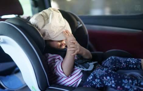 Când să schimbi scaunul auto al copilului: semnalele pe care nu trebuie să le ignori
