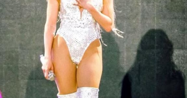 Jennifer Lopez strălucește în turneul „Up All Night” cu ținute spectaculoase