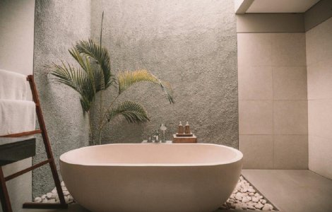 Poți să-ți pui tapet în baie? Da, dar trebuie să fii atent la asta!