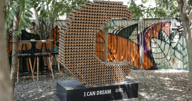 Arta din doze de aluminiu transformă restaurantele în galerii de sustenabilitate