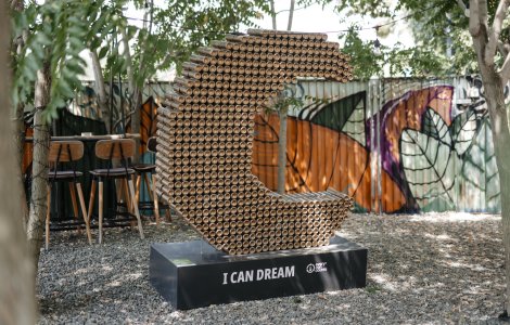 Arta din doze de aluminiu transformă restaurantele în galerii de sustenabilitate