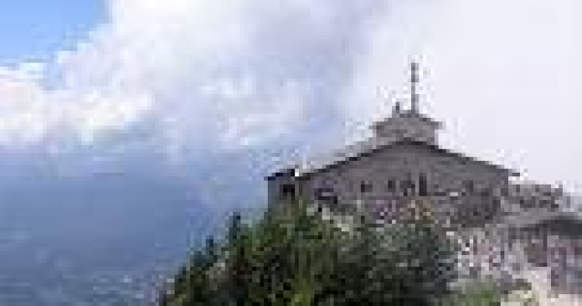 Locuri inedite de vizitat: adaposturile celor mai mari tirani ai lumii