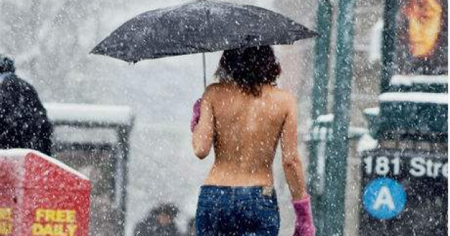 12 fotografii indraznete cu femei TOPLESS pe strazile New York-ului