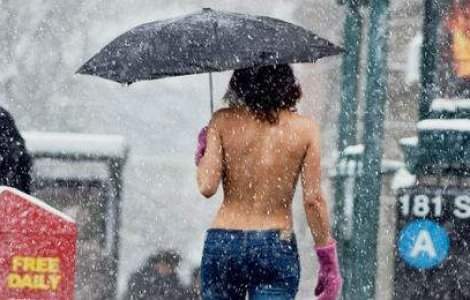 12 fotografii indraznete cu femei TOPLESS pe strazile New York-ului