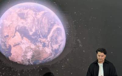 Ce ascunde Selly în spatele...