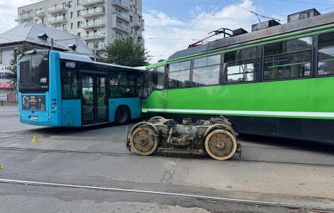 Coliziune dramatică în Capitală: Un tramvai și un autobuz implicate într-un accident șocant