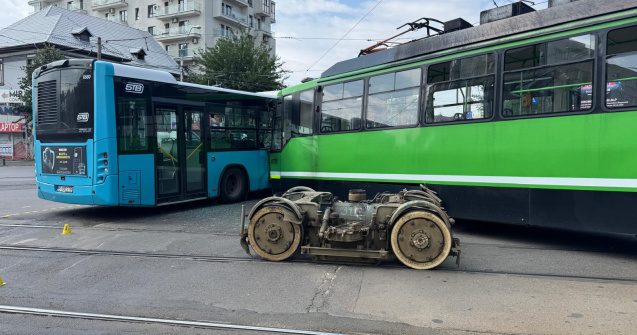 Ciocnire între tramvai și autobuz în București: ce s-a întâmplat cu victimele?