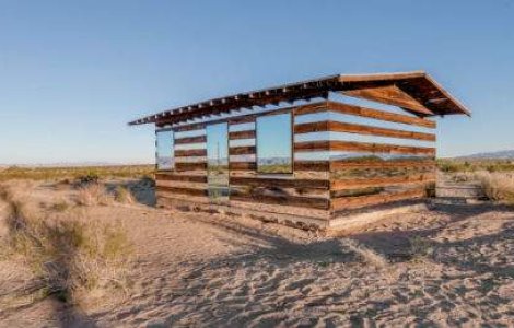 Casa transparenta: instalatia captivanta din mijlocul desertului