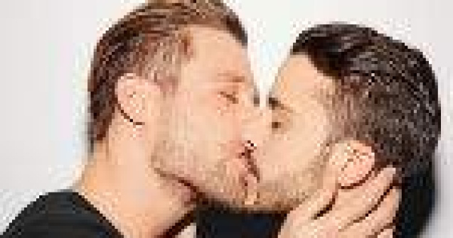Campanie controversata: Barbatii heterosexuali care se saruta in sprijinul comunitatilor gay