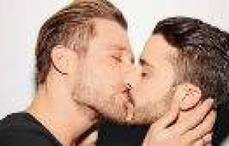 Campanie controversata: Barbatii heterosexuali care se saruta in sprijinul comunitatilor gay