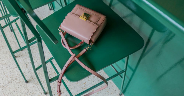 Profitul Capri Holdings crește în mod neașteptat, în ciuda scăderii vânzărilor