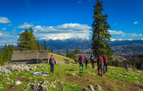 Descoperă cele mai accesibile trasee montane pentru începători și familii