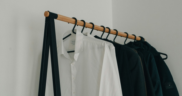 Cum să porți corect cămăși și pantaloni: ghidul simplu pentru un look masculin