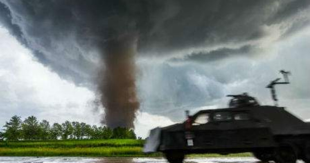 Vanatorul de furtuni. Fotografiile lui Mike Hollingshead te vor lasa masca