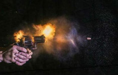 Momentul in care un glont iese din pistol in 15 imagini dementiale