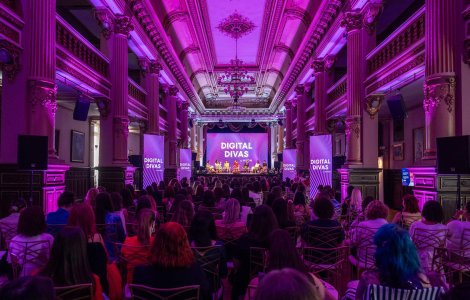 Descopera secretele fascinante din culisele Digital Divas!