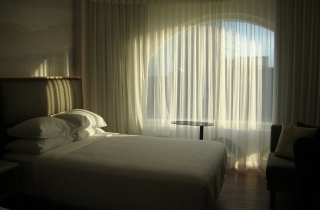 Psihologia luminii: cum influențează jaluzelele și draperiile starea de spirit &icirc;n locuință